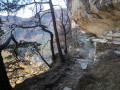 Sentier sous roche