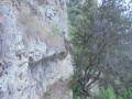 Sentier taillé dans la roche.