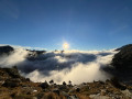 Soleil qui se lève tranquillement sur les lacs en contrebas
