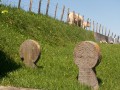 Stèles dans le cimetière