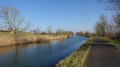 Sur la berge du canal