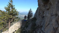 Sur la sangle.