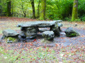 Table de pique-nique en pierre au pied de la Roche &agrave; l'Appel