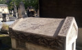 Tombe orn&eacute;e d'une chouette