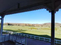 Tribune de l'hippodrome, accessible en bordure du parcours