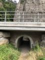 Tunnel très bas sous le chemin de fer à la fin de la promende