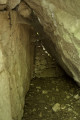 Un abri sous roche mur&eacute; peu avant la petite grotte.