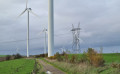 un champ d'éoliennes.
