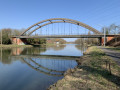 Un pont pittoresque enjambe le canal