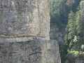 Un sentier taillé dans la roche