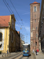 Un tram rue Piaskowa, au pied de l'&eacute;glise