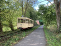 Une chemin de fer avec un ancien train le long du RAVel