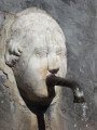 Une des fontaines datant de 1834 sur le lavoir