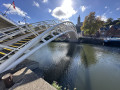 Une &eacute;l&eacute;gante passerelle pi&eacute;tonne ajour&eacute;e au pied de l&rsquo;&eacute;glise de Thuin.