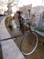 Une enseigne originale pour un réparateur de vélos dans le village