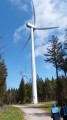 Une éolienne curieusement "taguée"