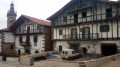 Une ferme en fonction en plein bourg d' Arizkun.