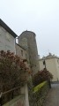 Une grande tour au milieu du village