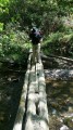 Une passerelle pour traverser la rivière