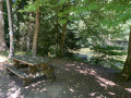 Une table près du lac