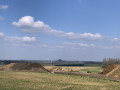 Une vue lointaine sur la Butte du Lion