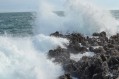 Vagues s'écrasant sur les rochers Vagues s'écrasant sur les rochers