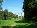 La Croix à coquilles et le viaduc sur la Vaudelle