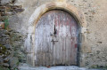 Vieille porte dans le village de Lacaze