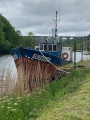 vieux bateau le long du canal vieux bateau le long du canal