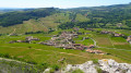 Village de Vergisson et la Roche de Solutré.