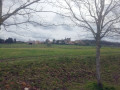 Vue champêtre sur l'église et la tour du château