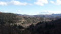 Vue depuis le Chemin des Faysses sur le village d'Aulas au premier plan et le Pic d'Anjeau à l'horizon