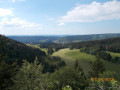 Vue du château de Joux depuis le belvédère de la Roche sarrasine