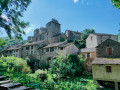 Vue du château en arrivant dans le village