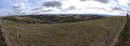 Vue panoramique au sud. Les nuages ​​cachent les sommets enneigés des pré-Pyrénées = Massif de Tabe