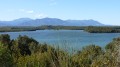 Vue sur l'étang de diane et la chaîne montagneuse de la Corse.