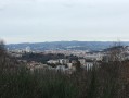 Vue sur la ville et ses collines