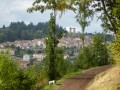Vue sur le bourg d'Allègre surplombée par La Potence