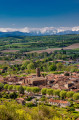 Vue sur le clocher de l'église et les Pyrénées