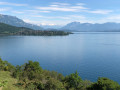 Vue sur le lac et les montagnes enneigées juste avant le retour à Brison Vue sur le lac et les montagnes enneigées juste avant le retour à Brison