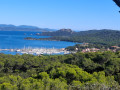 Vue sur le port et le village de Porquerolles