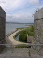 Vue sur le sentier côtier de l'ile de Tatihou depuis la tour Vauban Vue sur le sentier côtier de l'ile de Tatihou depuis la tour Vauban