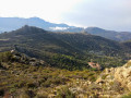 Vue sur le village de San Antoninu au loin et le couvent de Corbara en dessous. Vue sur le village de San Antoninu au loin et le couvent de Corbara en dessous.