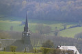 Vue sur le village et l' Eglise de Notre Dame de Courson