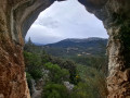 Vue sur les falaises du Mont-Faron depuis l'aven de la ripelle (grotte)