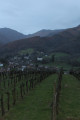 Vue sur les vignes, le village et le ch&acirc;teau d&rsquo;Etxauzia depuis la table d'orientation d'Oronozia