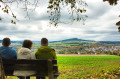 Wanderer genie&szlig;en den Blick auf den Scheibenberg