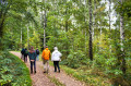 Wanderer im Herbstwald