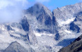 Zoom sur l'Aiguille Dibonna et le refuge du Soreiller à ses pieds